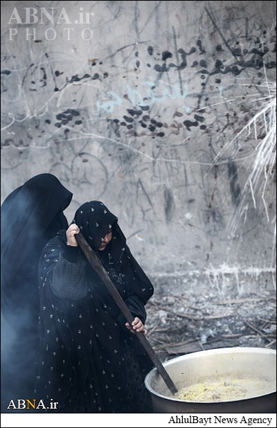 طبخ غذای نذری برای عزاداران حسینی/ گالری تصاویر