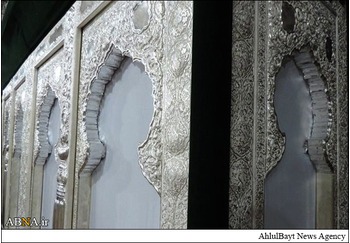مرحله نخست نصب قطعات ضریح خیمه‌گاه حضرت عباس علیه‌السلام/ عکس