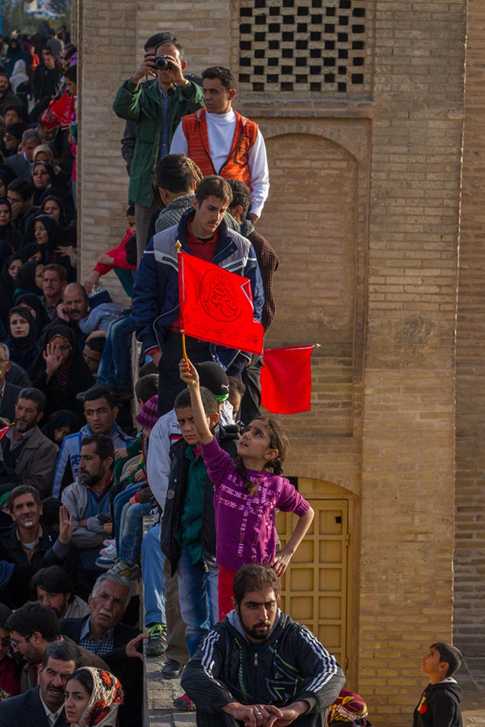 اهتزاز پرچم اصلی حرم عباسی در اصفهان