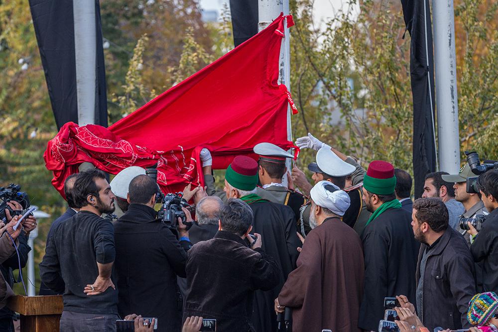 اهتزاز پرچم اصلی حرم عباسی در اصفهان