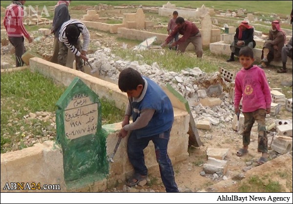 داعش مردم حسکه را مجبور به تخریب قبور کرد + تصاویر