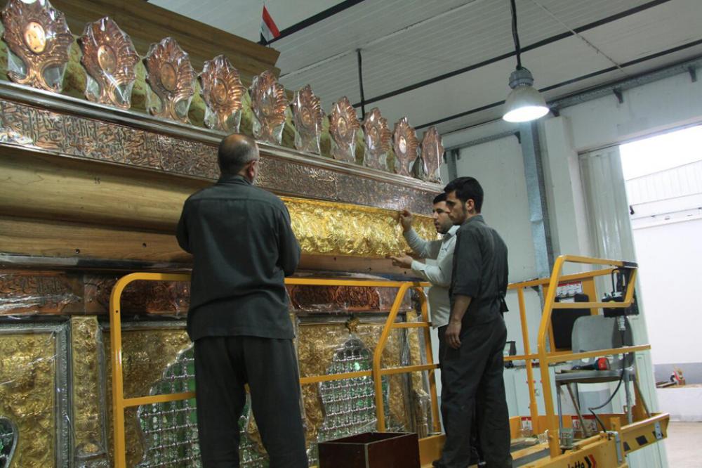 نصب نوار زرین بالای ضریح جدید حضرت عباس (ع) بر روی سازه چوبی آن