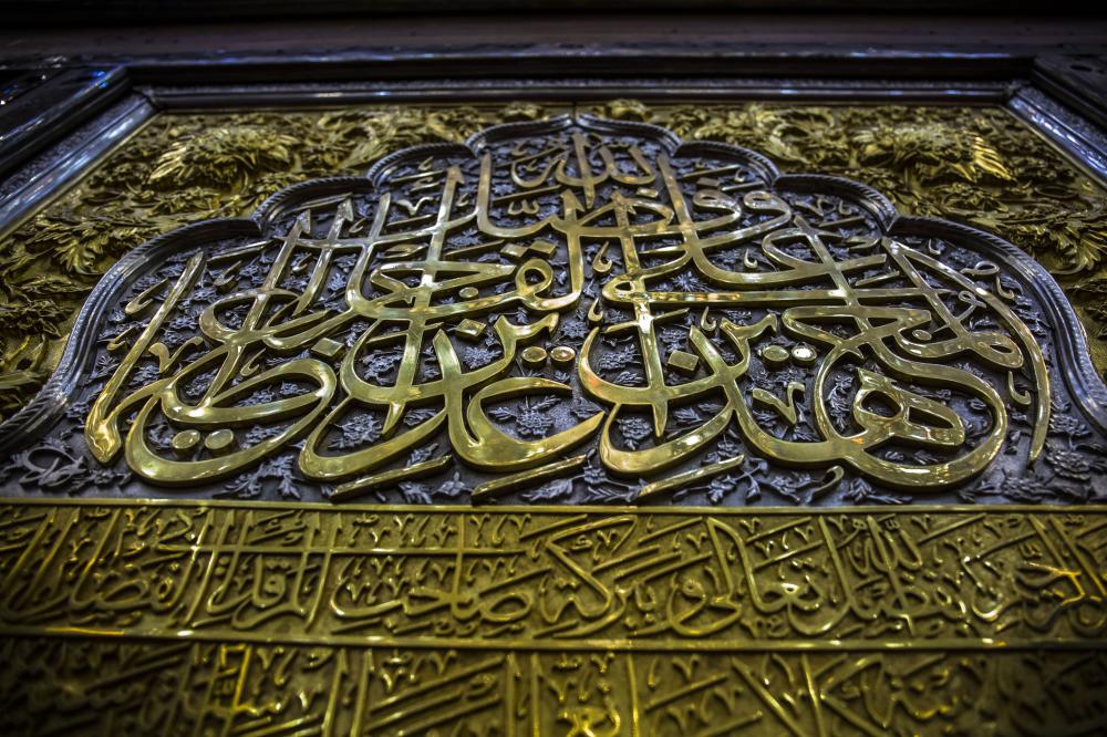 نصب درب ضریح جدید حضرت عباس (ع)  بر روی اسکلت ضریح