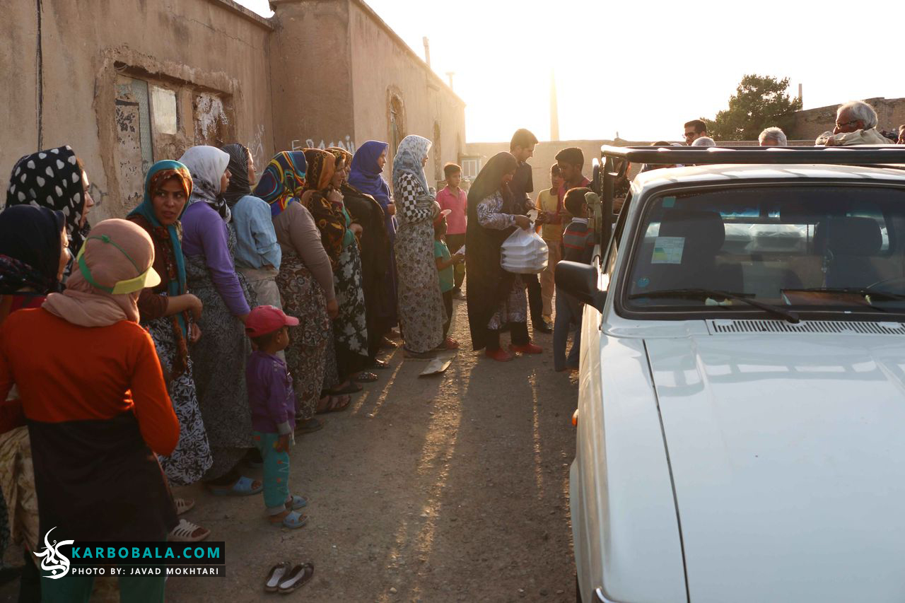 گزارش تصویری از توزیع بسته‌های افطار بین پناهجویان افغانستانی