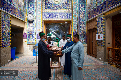 عیدی خادمان آستان قدس عباسی / عکس