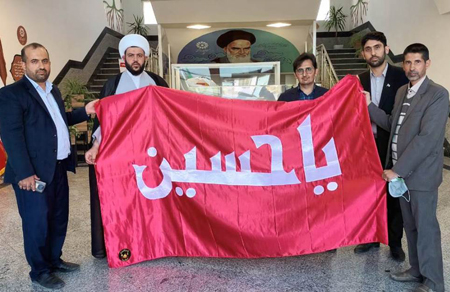 اهداء پرچم متبرک آستان حسینی به کتابخانه مرکزی مشهد