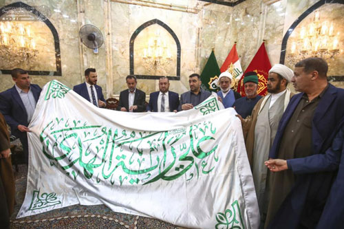 پرچم «علی رایه الهدى» بر فراز آستان حسینی به اهتزاز در می‌آید