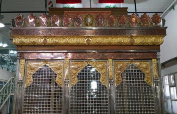 نصب نوار زرین بالای ضریح جدید حضرت عباس (ع) بر روی سازه چوبی آن