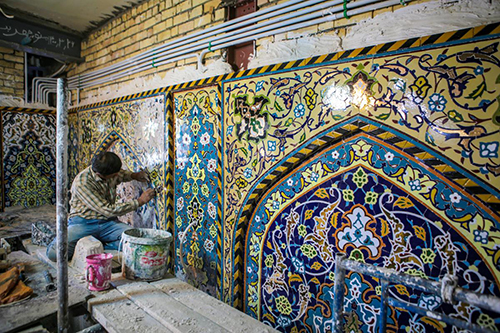 زیباسازی ورودی حرم حضرت عباس (ع) با کاشی‌های معرق / عکس