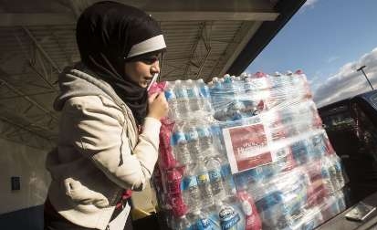 توزیع آب توسط پیروان امام حسین (ع) در شهری بحران زده در میشیگان