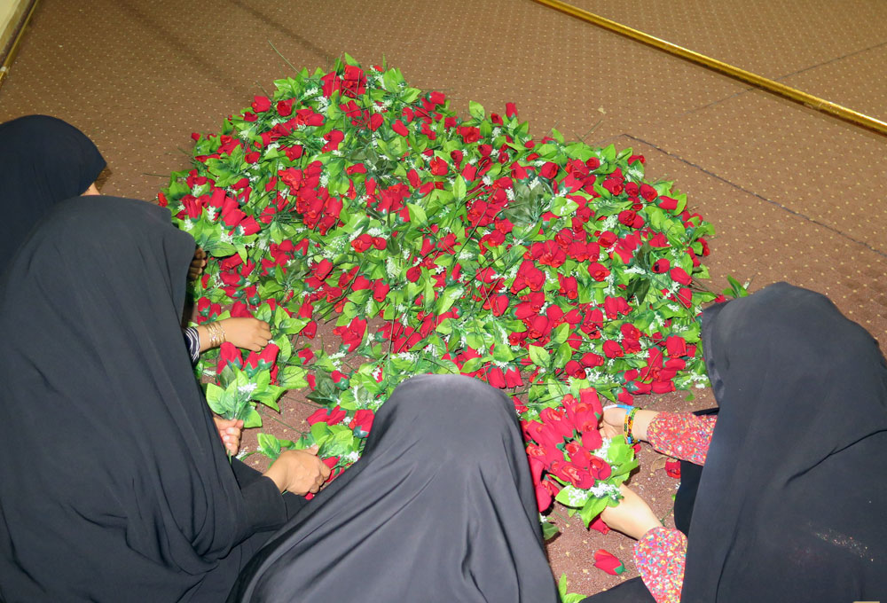 دانشجویان زائر عتبات گل های اعیاد شعبانیه را دسته کردند