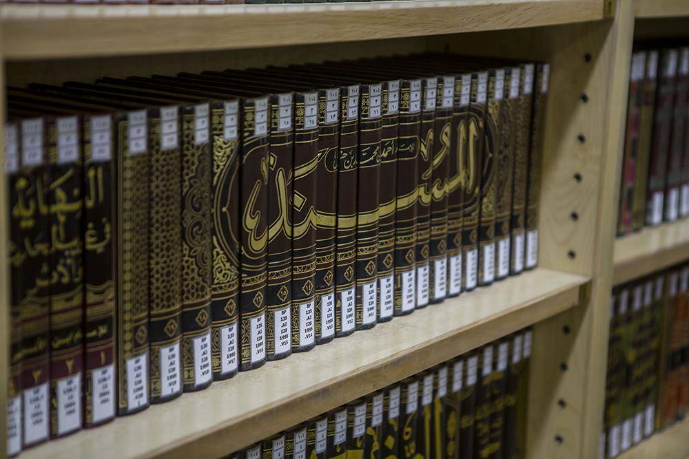 استاد دانشگاه آمریکا کتابخانه شخصی خود را به حرم امام حسین (ع) هدیه کرد