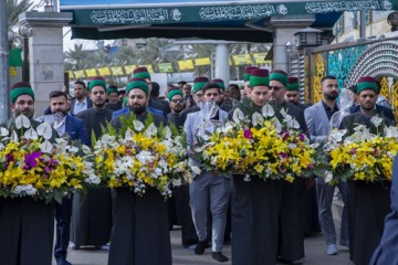 سنت زیبای تبریک میلاد قمر بنی‌هاشم (ع) از سوى خادمان آستان مقدس حسینی