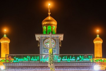 اهتنزاز پرچم غدیر بر فراز آستان حسینی / گزارشتصویری