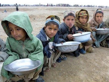 توزیع بسته افطاری بین پناهجویان افغانستانی در ایران