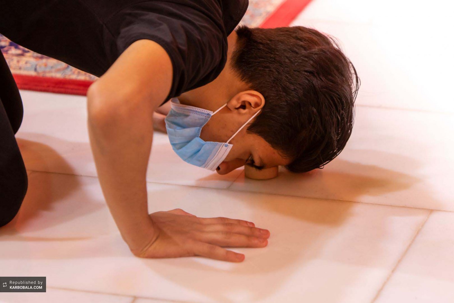 نماز خواندن زوار بر تربت پاک کربلاء حسینی
