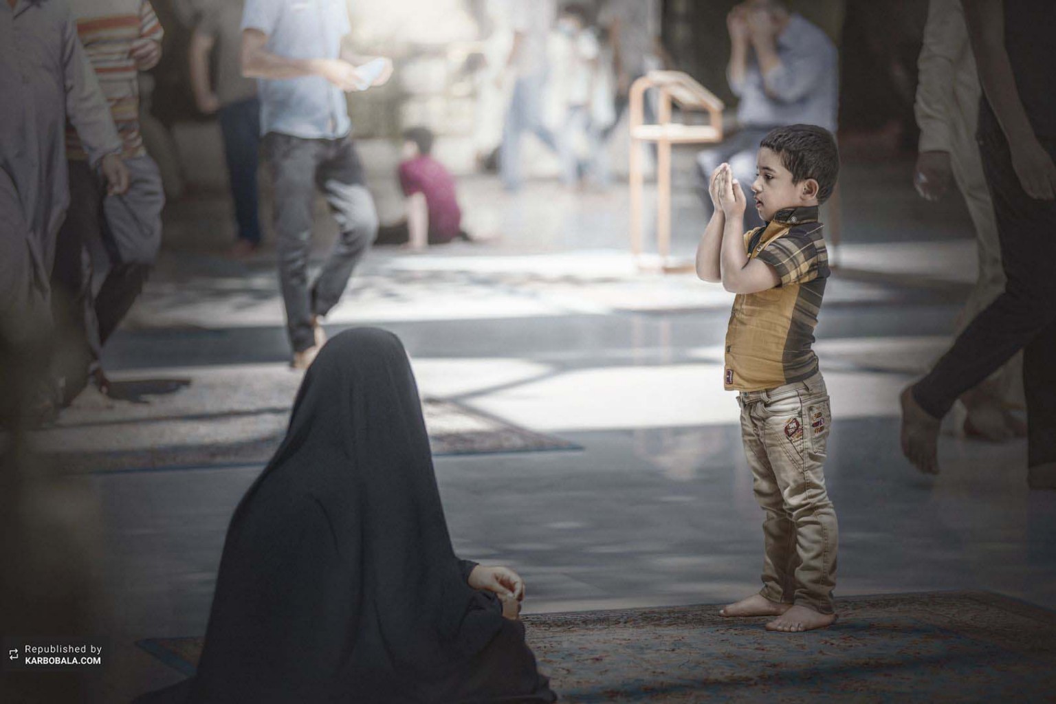 نماز خواندن کودک پاک حسینی در بین‌الحرمین