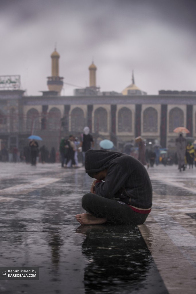 توسل نوجوان حسینی در بین‌الحرمین در هوای بارانی کربلا