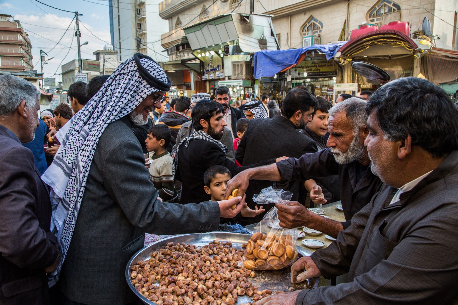 پخش نذری بین زائران حسینی در کربلای معلی